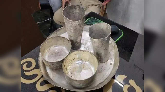 Video: करनाल में घर की खुदाई के दौरान मिले चांदी के बर्तन, बंटवारे पर भिड़े मजदूर 