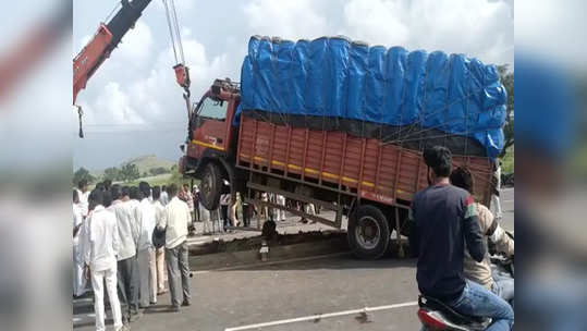 रस्ता ओलांडताना दुचाकी आणि टेम्पोची जोरदार धडक; भीषण अपघातात २ जण जागीच ठार