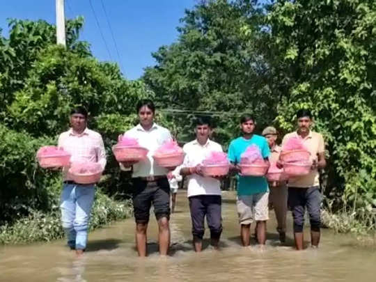 Behraich Flood news: बाढ़ के बीच करवा चौथ पर सुहागिनों का दर्द सुन भावुक हुए BDO, 51 महिलाओं को पहुंचाया करवा 