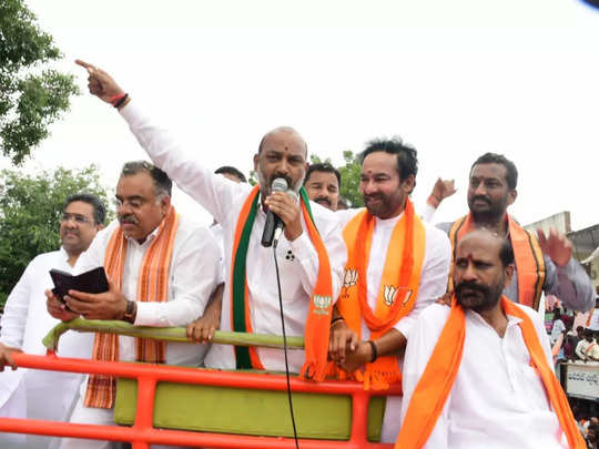 bandi sanjay kumar, Munugode Campaign: రంగంలోకి బండి సంజయ్.. మునుగోడు  ప్రచారంలో ఇక తగ్గేదేలే.. - bjp state president bandi sanjay kumar will join  in munugode campaign from 18th october - Samayam Telugu