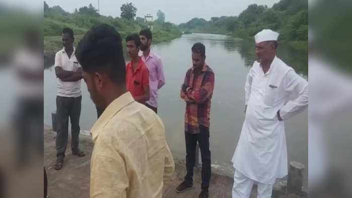 सोलापूरमध्ये शेतकऱ्याचा पुराच्या पाण्यात वाहून गेल्यानं मृत्यू