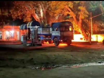 Dhanbad news: पेट्रोल पंप में आग लगने से मची अफरा-तफरी, टैंकर से तेल खाली करते समय भड़की आग, बड़ा हादसा टला