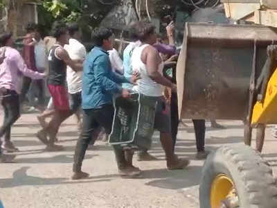 Samastipur News : अतिक्रमण हटाने पहुंची टीम पर हमला, जान बचाकर भागे पुलिसकर्मी, जेसीबी में तोड़फोड़