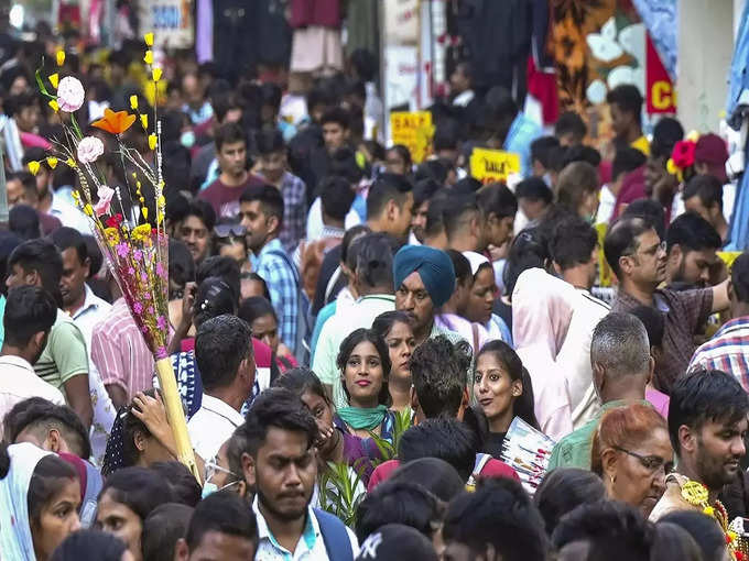 धनतेरस और दिवाली के चलते दिल्ली के सरोजनी नगर मार्केट में उमड़ी भीड़ की तस्वीर