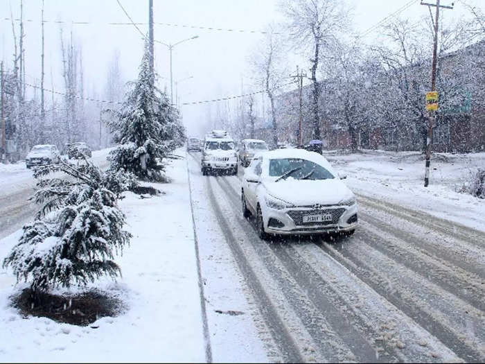 first snowfall in kashmir experience amazing winters