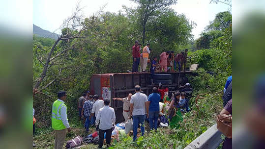 पनवेलजवळ प्रवाशांनी भरलेली बस उलटली; ड्रायव्हरसह आठ ते दहा प्रवासी जखमी