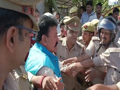 Kushinagar News : गन्ना के बकाए भुगतान को किसानों ने दिया धरना, पुलिस ने भांज दी लाठियां