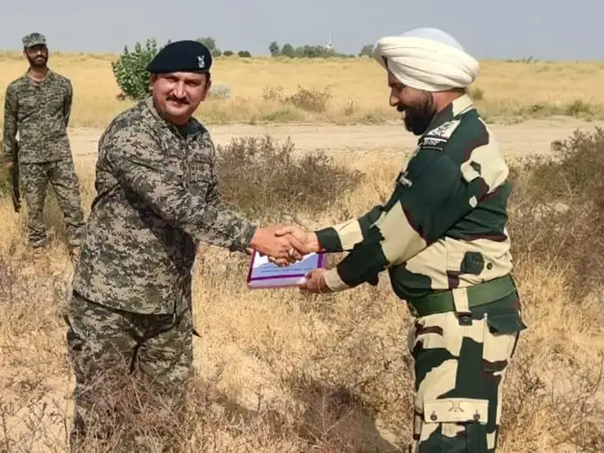 बॉर्डर पर दिखी रिश्तों में मिठास की तस्वीर