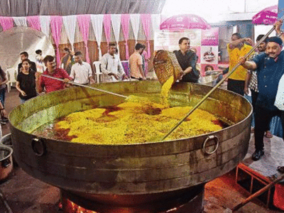 Maharashtra news: एक ही कढ़ाई में बनाया 2000 किलो चिवड़ा, ऐसा रसोइया नहीं देखा है? तस्वीरें देख रह जाएंगे दंग 