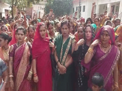 Jhansi News : जेल में बंद पूर्व सपा विधायक के समर्थन में सैकड़ों महिलाओं ने कलेक्ट्रेट में किया हल्लाबोल