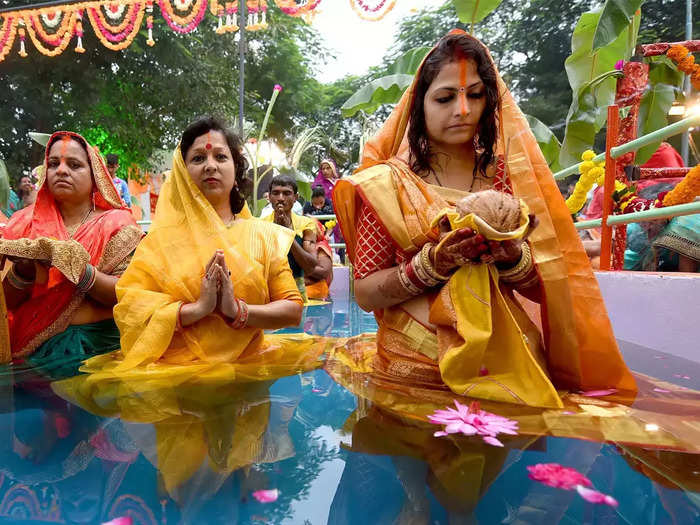 chhath puja 2022 why women apply vermilion from nose to head in chhath festival know secrets and importance