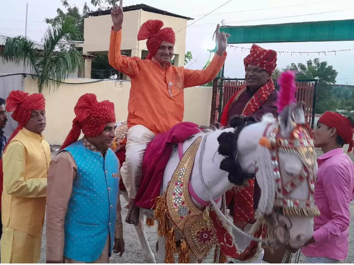 mp 150 elders got married again to their wife grandsons became barati see the pictures