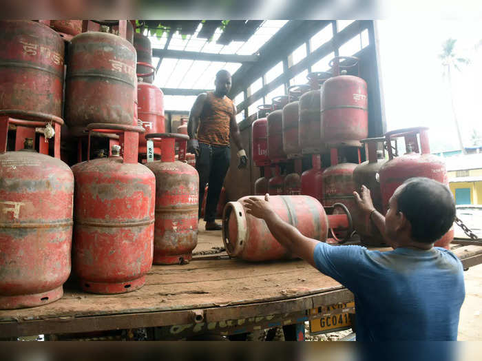 Commercial 19kg LPG cylinder price slashed by Rs 115.50