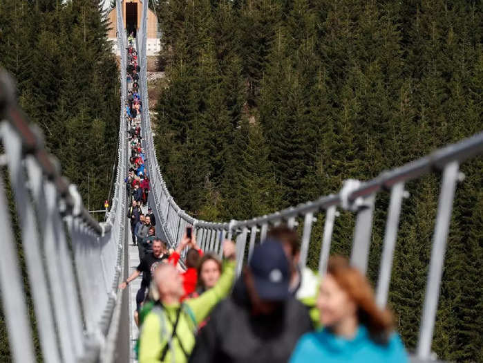 know interesting facts related to the worlds longest suspension footbridge sky bridge 721