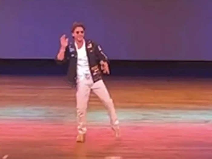 Shah Rukh Khan Grooves To Chaiyya Chaiyya SONG