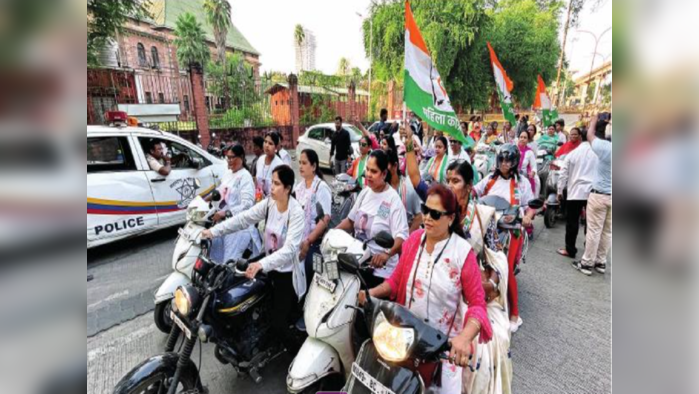 नफरत छोडो-भारत जोडो! राहुल गांधी यांच्या यात्रेच्या समर्थानार्थ महिला कॉंग्रेसची बाइक रॅली