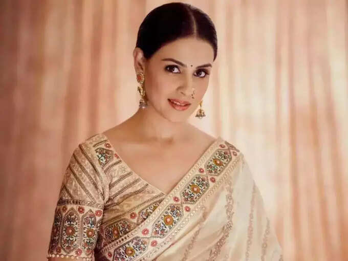 Genelia D'Souza's 'Super Stylish' Look in Silver Mang Tika, Embroidered Lehenga | Hits Times 95275635 | Hits Times