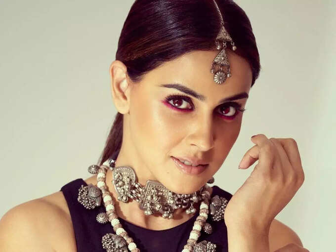 Genelia D'Souza's 'Super Stylish' Look in Silver Mang Tika, Embroidered Lehenga | Hits Times 95275696 | Hits Times