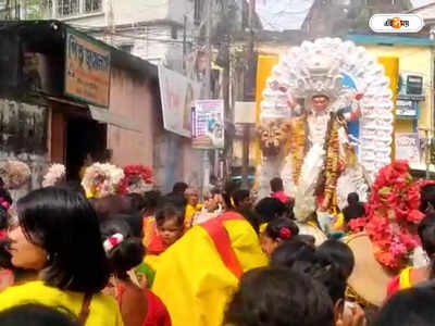 Jagaddhatri Puja 2022 : শান্তিকুঞ্জে জগদ্ধাত্রী বন্দনা, বিসর্জনের আগে মাকে বরণ করলেন অধিকারী বাড়ির মহিলারা 