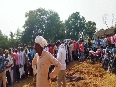 Mirzapur News : धान बेचने की फिक्र में किसान हलकान, क्रय केंद्र पर भारी भीड़, DM ने जारी किए हेल्पलाइन नंबर