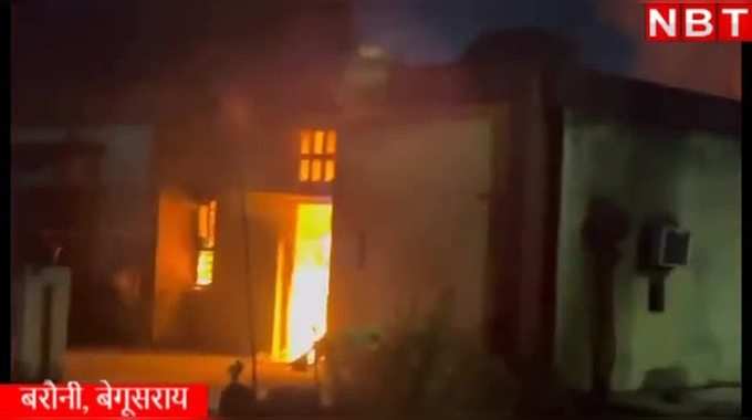 Bihar News: बिहार में चार्जिंग करते ही स्कूटी से निकला धुआं, घर में लग गई आग... देखिए वीडियो 