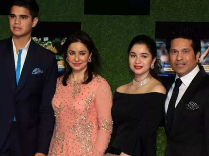 When Anjali went to Sachin Tendulkar's house as a journalist, the 'god of cricket' fell in love with Anjali, 6 years older. | Hits Times 95500243 | Hits Times