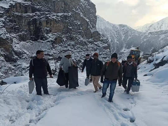 Himachal Election 2022: बर्फ में 7 किमी पैदल चलकर पोलिंग बूथ पहुंचे थे कर्मचारी, वोट डालने पहुंचे सिर्फ 2 लोग 