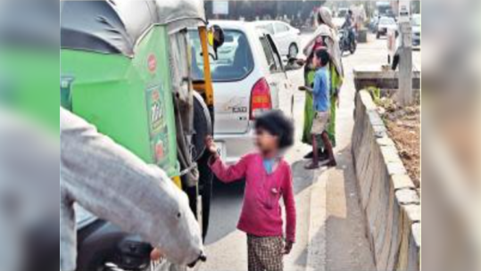 ही लहानगी आली कोठून, 'त्यांच्या' सुरक्षेचे काय? बालभिक्षेकरुंचा वाढता वावर चिंताजनक