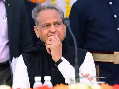Rajasthan Politics: अपनी ही पार्टी के नेताओं से चौतरफा घिरे CM अशोक गहलोत, कैसे निकलेंगे चक्रव्यूह से बाहर! 