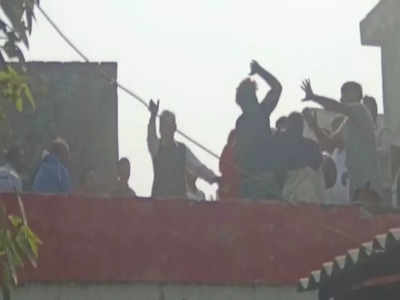 Bulandshahr News: बुलंदशहर में पुलिस कार्यालय की छत पर जमकर हुई मारपीट, खूब चले ईंट-पत्थर, 7 हिरासत में