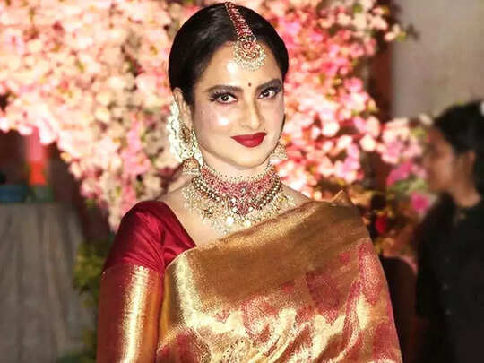 फैशन क्या होता है यह कोई रेखा से सीखे, 68 की उम्र में भी गजब का फैशन सेंस, उनके ये 5 लुक कर देंगे हैरान