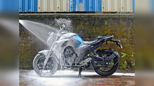 Bike Washing Tips : घरी बाइक धुताना 'ही' चूक तुम्हीपण करताय? मारावे लागतील गॅरेजचे हेलपाटे