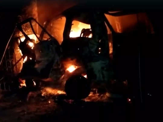 Siwan Accident News: बिजली के खंभे से टकराई स्कॉर्पियो में लगी आग, 3 लोगों की जिंदा जलने से मौत