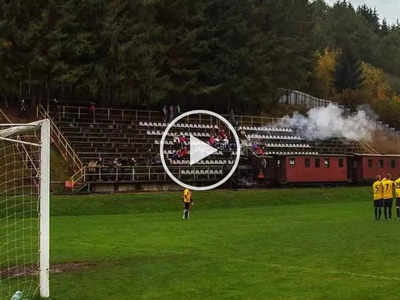 Video: फुटबॉल मॅच सुरू असताना मैदानात घुसली ट्रेन, पुढे काय घडलं तुम्हीच पाहा 
