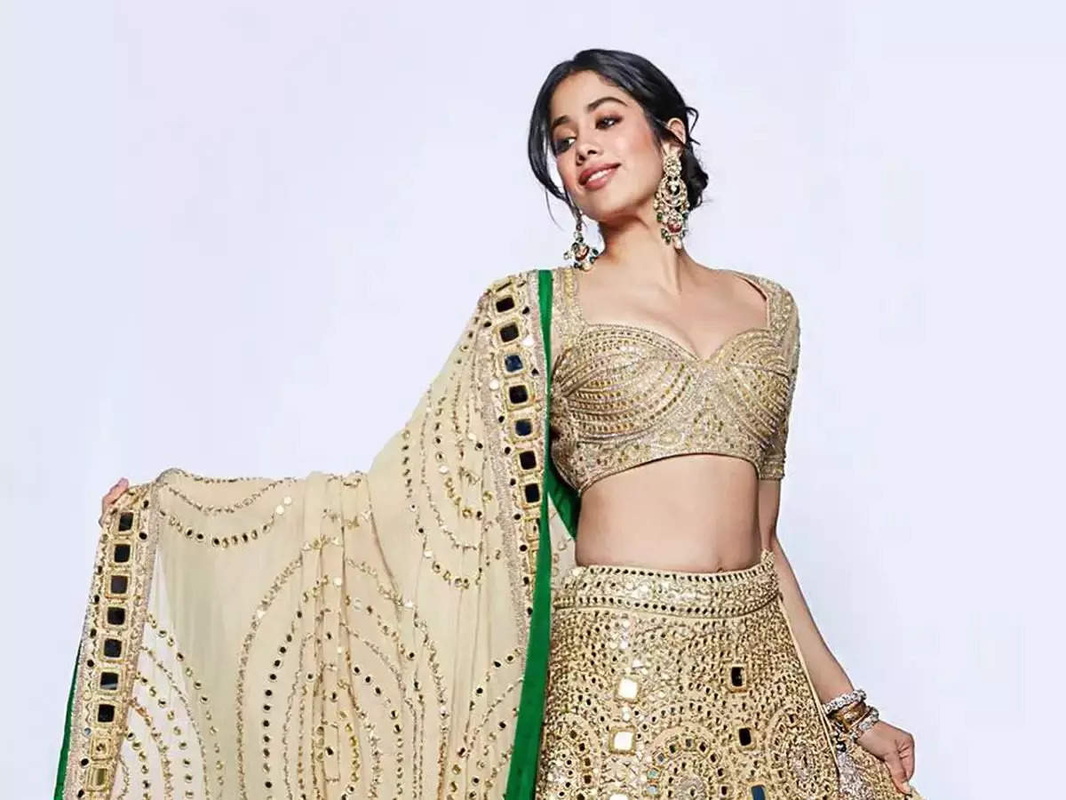 सिंपल लहंगा -साड़ी को भी ग्रेसफुल बना देंगे ये ट्रेंडी ब्लाउज, शानदार  डिजाइन्स पर डालें एक नजर - this trendy blouse will make even a simple  lehenga sari graceful-mobile