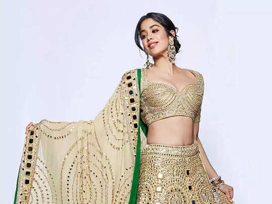 Best Golden Lehenga ideas: इस वेडिंग सीजन ट्राई करें गोल्डन लहंगे की ये डिजाइन, आप पर टिक जाएंगी सबकी नजरें