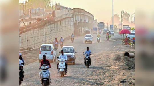 जुनाच बीडबायपास होता बरा...; धुळीमुळे त्रस्त वाहनधारकांच्या प्रतिक्रिया