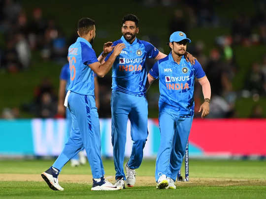 IND vs NZ: टी20 विश्व कप में नेट पर बॉलिंग करवाते रहे रोहित शर्मा, अब मिला मौका तो न्यूजीलैंड को उखाड़ फेंका 