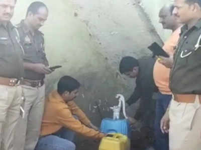 Lalitpur: अरे ये क्‍या! ललितपुर में छापा मारने पहुंची पुलिस, पानी पीने के लिए हैंडपंप चलाया तो निकलने लगी शराब