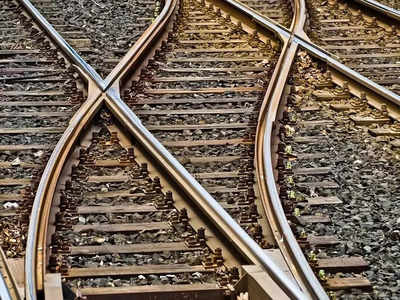 हरियाणा: रेलवे ट्रैक में फंसी छात्रा की चप्पल, निकालने लगी तो ट्रेन की चपेट में आई