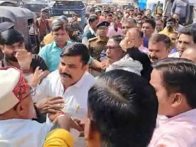 Jamshedpur News:  मंत्री बन्ना गुप्ता की मौजूदगी में भिड़े बीजेपी और कांग्रेस कार्यकर्त्ता, पुलिस ने बीच बचाव कर मामले को कराया शांत