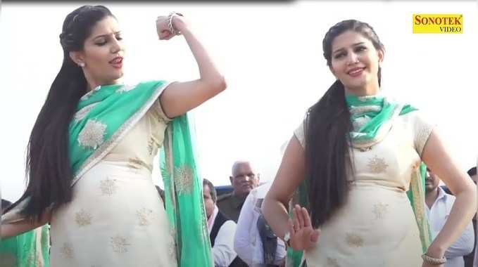 Sapna Dance: यार तेरा चेतक पे चल्ले... मंच पर गजब का थिरक रही हैं हरियाणा की रानी 