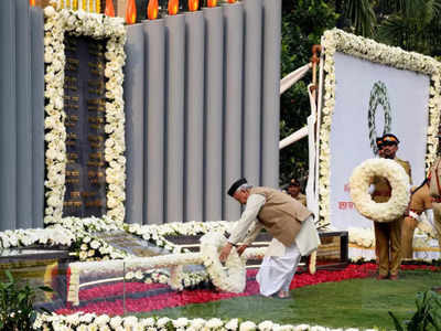 Mumbai Terror Attack: 26/11 के शहीदों को श्रद्धांजलि देते समय राज्‍यपाल कोश्यारी ने नहीं उतारी चप्पल, भड़की कांग्रेस, देख‍िए तस्‍वीर 