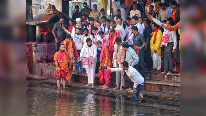 कामाख्या देवीचा नवस फेडला, मुख्यमंत्री दुपारी एक वाजेपर्यंत गुवाहाटीहून मुंबईत दाखल होणार