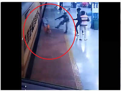 तोल जाऊन रेल्वेतून खाली पडली, पण पोलिसाने जीवाची बाजी लावून वाचवलं, थरारक VIDEO समोर