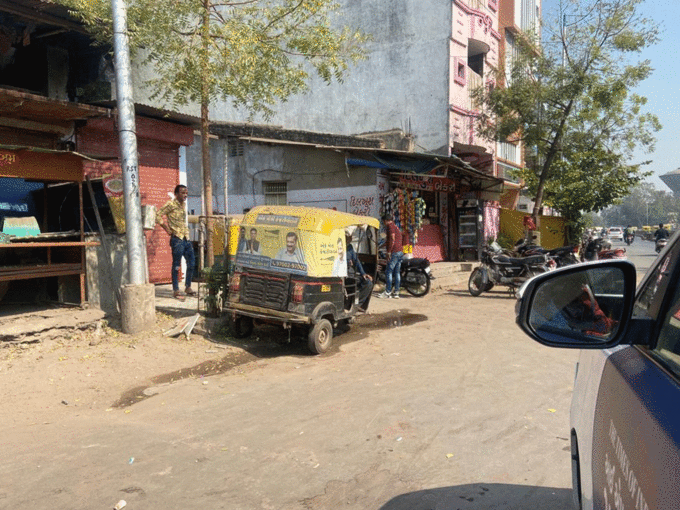 जुहापुरा की सड़क पर खड़े ऑटो