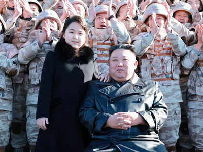 दुनिया के सामने आई किम जोंग की बेटी ने भी कपड़ों से जुड़े इन नियमों का किया पालन, मिसाइल परीक्षण के दौरान दिखीं साथ