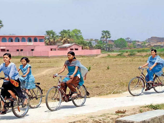 स्कूल गोइंग बेटियों के लिए साइकिल योजना