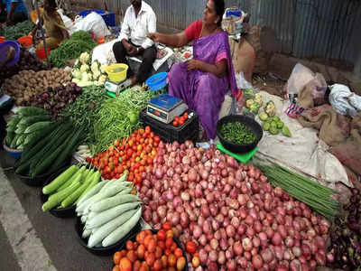बाजारात सर्वच भाज्यांचे दर कमी झाले; टोमॅटो आणि कांद्याच्या दरामध्ये मोठी घसरण