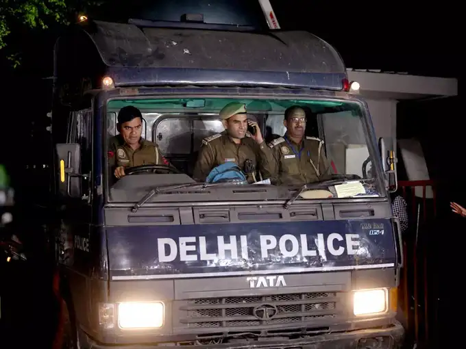 पिस्टल दिखाकर पुलिसकर्मी ने रोका हमलावरों को